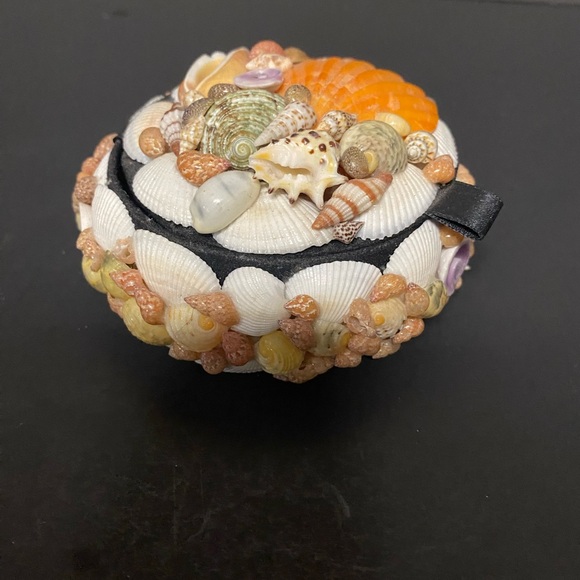 Genuine Shell Covered Trinket Box , Felted Insidee Black In Color - Picture 4 of 9
